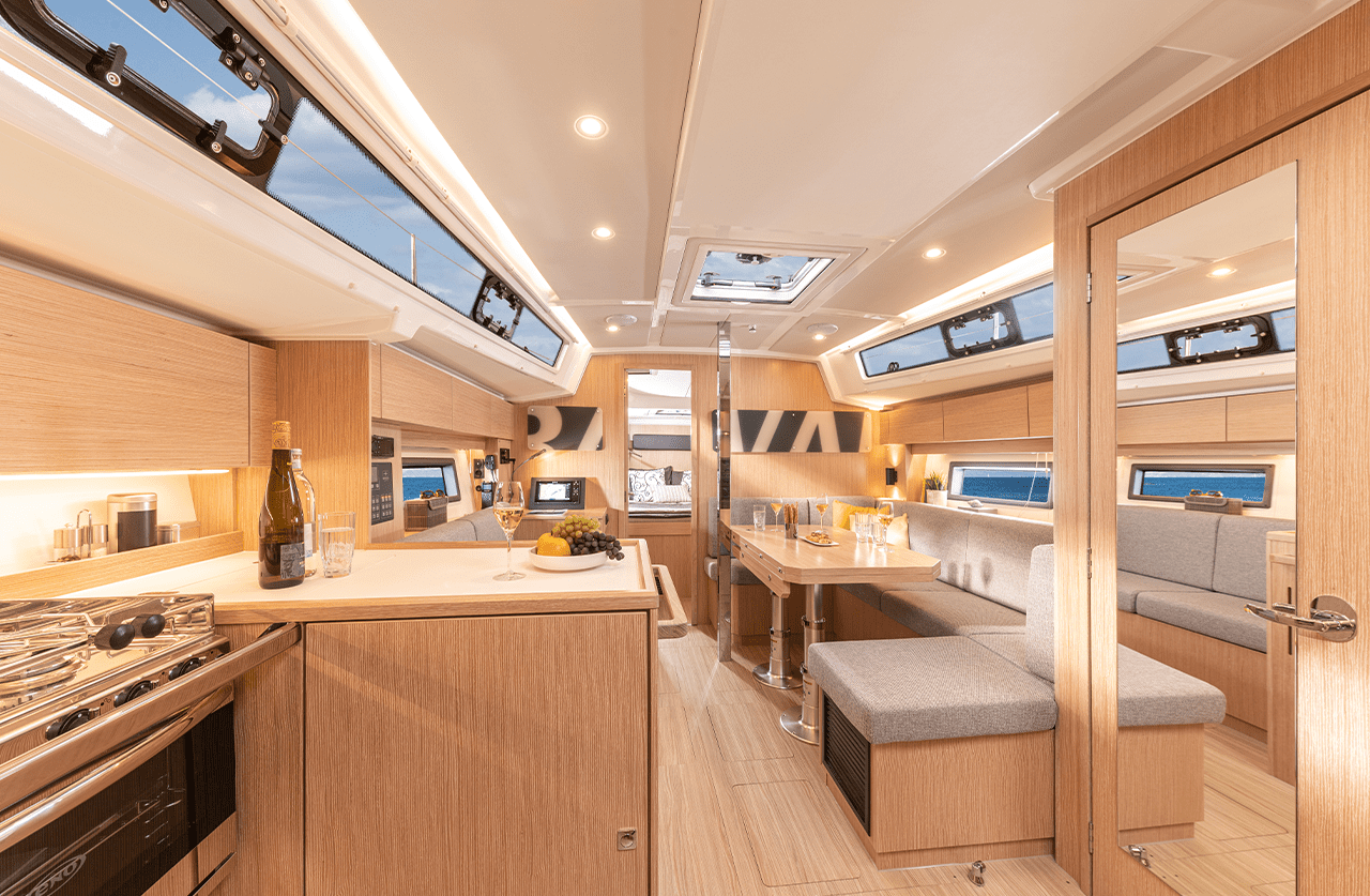 sy-bavaria-yachts-c38-crosslink-interieur
